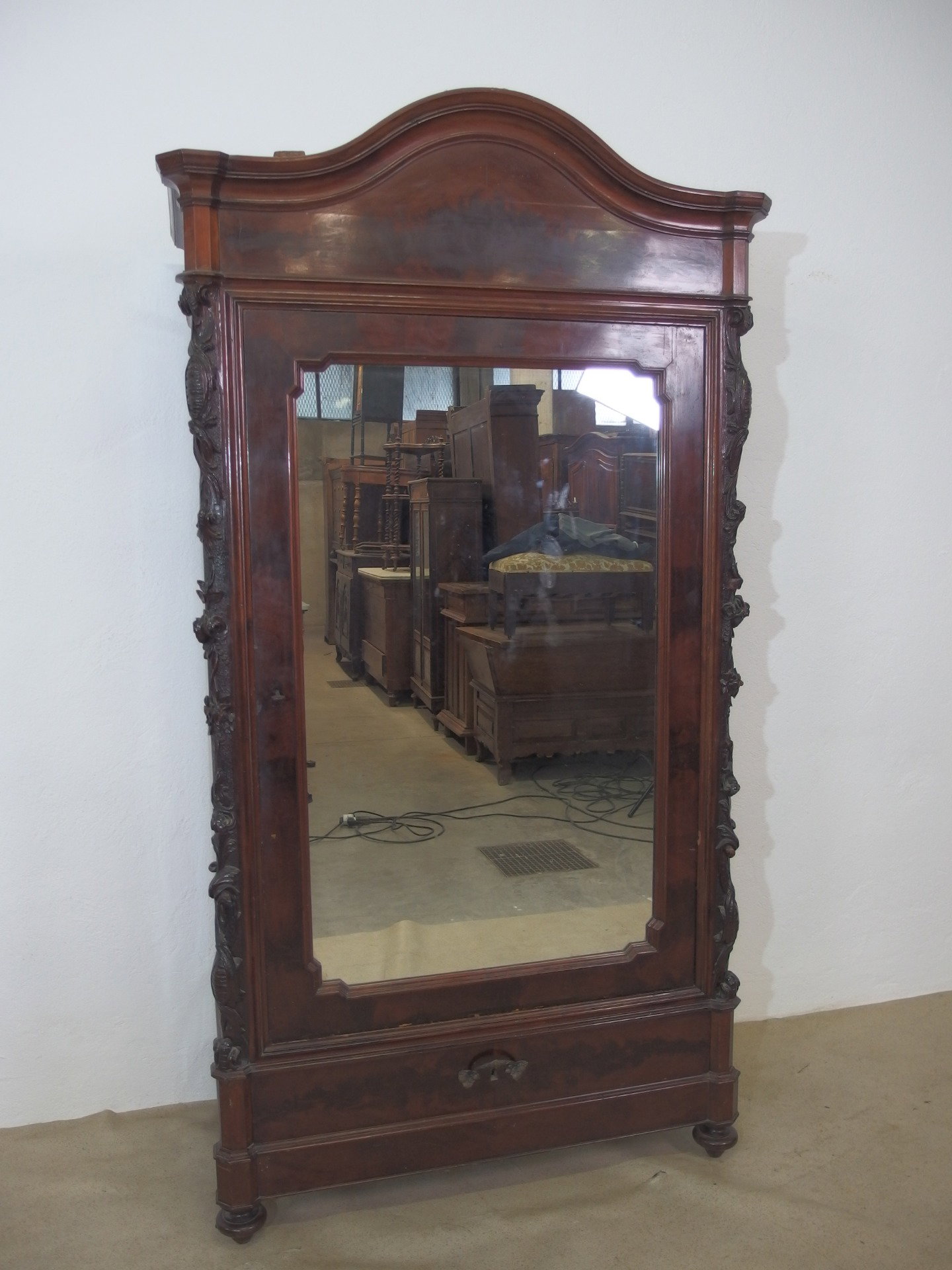 ARMÁRIO DE MOGNO COM UMA PORTA E ESPELHO, ÉPOCA 1800, cm L110 x P48 x A207
